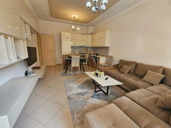 Tirane, jepet me qera apartament Kati 1, 104 m² 450 Euro (UNAZA E RE)