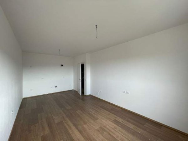 Tirane, shes apartament 1+1 Kati 8, 5.902 m² 65.000 Euro (Vila L)