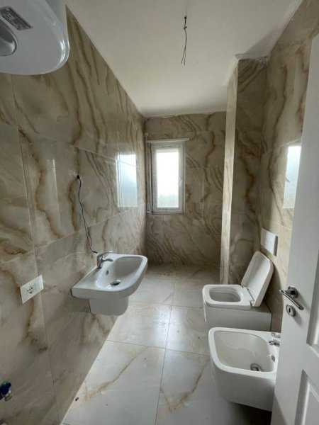 Tirane, shes apartament 1+1 Kati 8, 5.902 m² 65.000 Euro (Vila L)