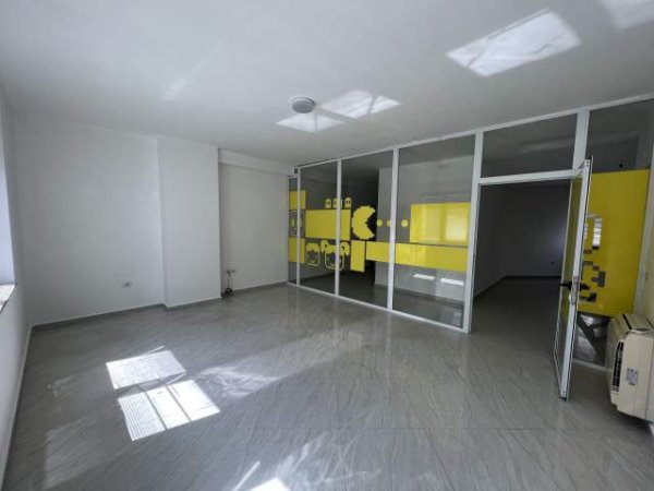 Tirane, jepet me qera apartament Kati 2, 134 m² 1.100 Euro (qender)