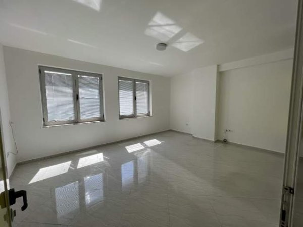 Tirane, jepet me qera apartament Kati 2, 134 m² 1.100 Euro (qender)