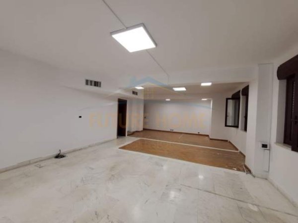 Tirane, jepet me qera ambjent biznesi Kati 7, 100 m² 1.000 Euro (Qender)