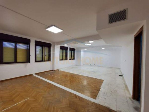 Tirane, jepet me qera ambjent biznesi Kati 7, 100 m² 1.000 Euro (Qender)