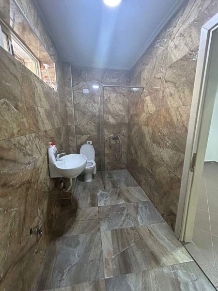 Tirane, jepet me qera ambjent biznesi Kati 0, 133 m² 700 Euro tek Stadiumi Dinamo