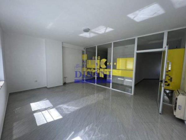 Tirane, jepet me qera ambjent biznesi 135 m² 1.100 Euro