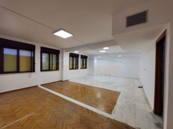 Tirane, jepet me qera ambjent biznesi Kati 7, 105 m² 950 Euro (Qender)