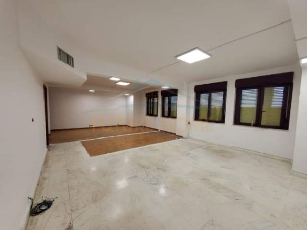Tirane, jepet me qera ambjent biznesi Kati 7, 105 m² 1.000 Euro (Qender)