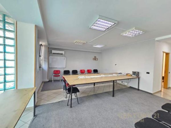 Tirane, jepet me qera zyre Kati 2, 180 m² 1.000 Euro (Rruga e Dibres Tirana, Albania)