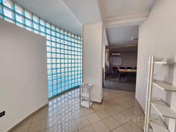 Tirane, jepet me qera zyre Kati 2, 180 m² 1.000 Euro (Rruga e Dibres Tirana, Albania)