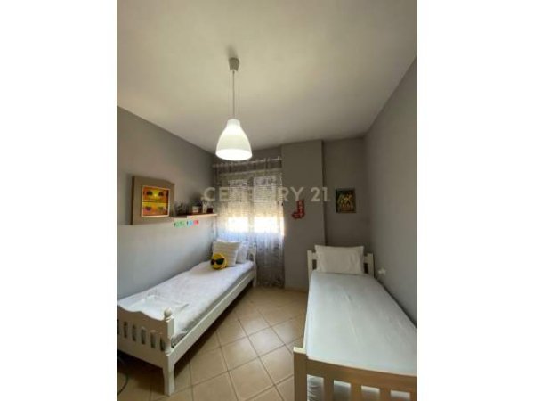 Tirane, shitet apartament 2+1+BLK Kati 5, 93 m² 150.000 Euro (Rruga e Kavajes, Globe)