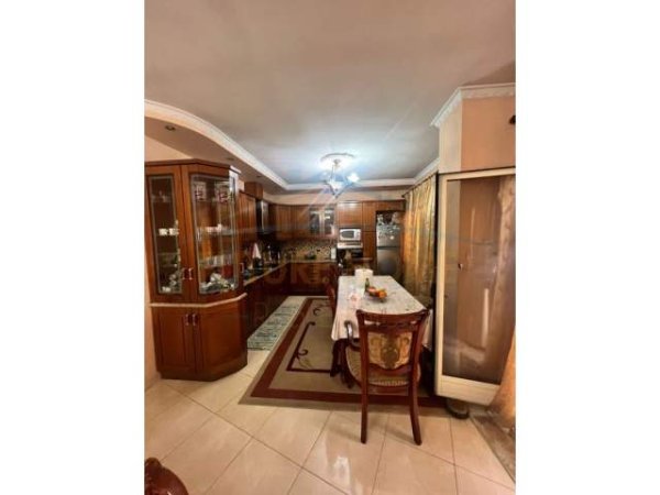 Tirane, shitet apartament 3+1+BLK Kati 6, 190 m² 280.000 Euro (Rruga Fortuzi)