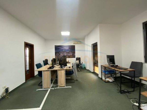 Tirane, jepet me qera zyre Kati 1, 200 m² 1.000 Euro (Pazari i Ri)