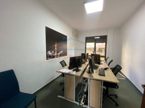 Tirane, jepet me qera zyre Kati 1, 200 m² 1.000 Euro (Pazari i Ri)