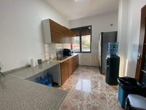 Tirane, jepet me qera zyre Kati 1, 200 m² 1.000 Euro (Pazari i Ri)