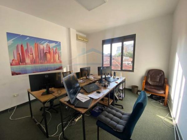 Tirane, jepet me qera zyre Kati 1, 200 m² 1.000 Euro (Pazari i Ri)