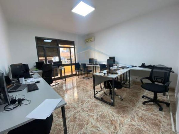 Tirane, jepet me qera zyre Kati 1, 200 m² 1.000 Euro (Pazari i Ri)