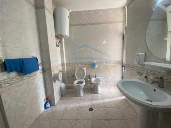 Tirane, jepet me qera zyre Kati 1, 200 m² 1.000 Euro (Pazari i Ri)