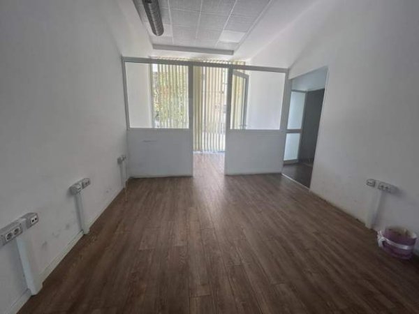 Tirane, jepet me qera ambjent biznesi Kati 0, 300 m² 10 Euro m2 ne Komune Parisit