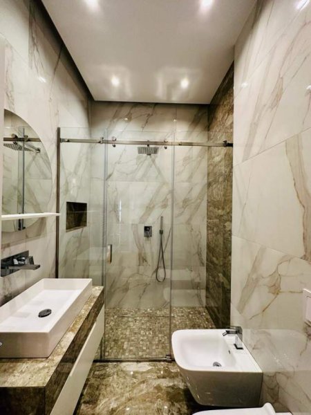 Tirane, jepet me qera apartament 2+1+A+BLK 180 m² 1.600 Euro