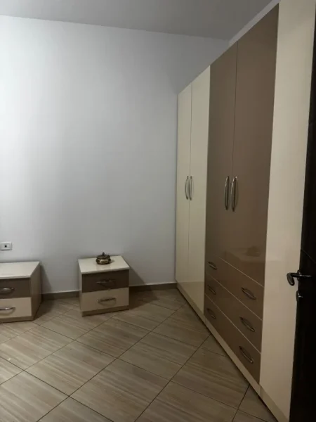Tirane, jepet me qera apartament 1+1+Ballkon Kati 4, 65 m² 430 € 