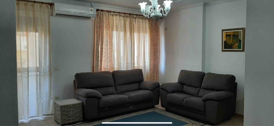 Tirane, jepet me qera apartament 1+1+Ballkon Kati 3, 70 m² 600 € (QENDER)