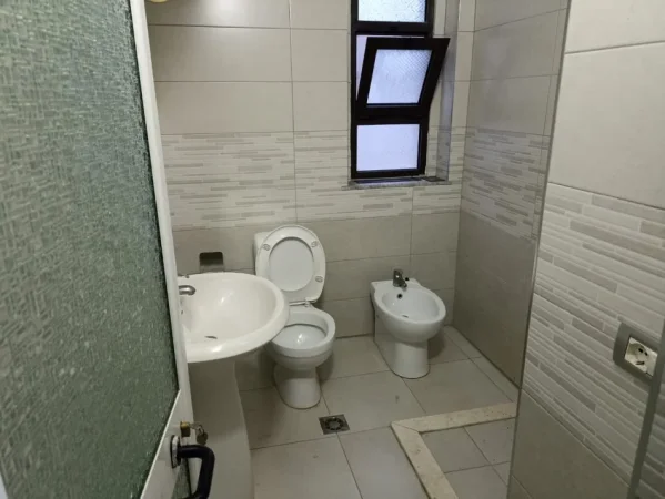 Librazhd, shitet apartament 1+1+Ballkon Kati 4, 62.000 € (Lagja 1 pallati 89)