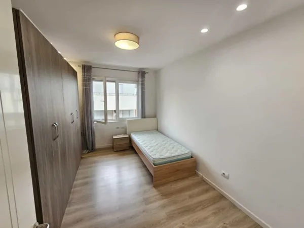 Tirane, jepet me qera apartament 3+1 Kati 3, 130 m² 1.340 € (Teg)