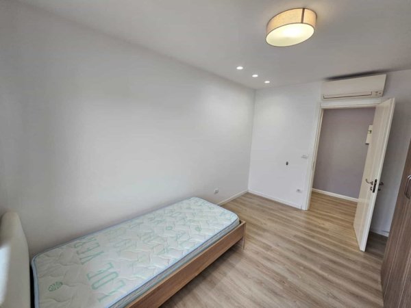 Tirane, jepet me qera apartament 3+1 Kati 3, 130 m² 1.340 € (Teg)