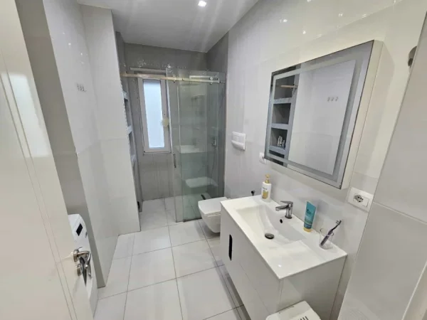 Tirane, jepet me qera apartament 3+1 Kati 3, 130 m² 1.340 € (Teg)