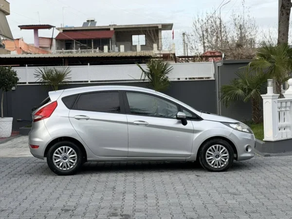 Fier, shes makine FORD FIESTA-1.4 BENZIN GAZ FABRIKE-SAPO ARDHUR-ME DOGAN PAGUAR 2800 EURO(NUK NDERROHET)-SUPER EKONOMIKE-069 44 00 305 Benzin+Gaz, gri metalizato manuale Kondicioner 198.000 km 3.300 €
