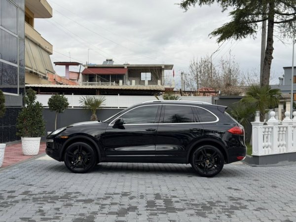 Fier, shes makine PORSCHE CAYENNE-3.6 BENZIN GAZ STAG-FULL OPTIONS-LETRAT 12-2026 XHAMA TE ZINJ KOMPLET-13.500 EURO OSE NDERROHET-069 44 00 305 Benzin+Gaz, e zeze automatik Klima 250.000 km 13.500 €