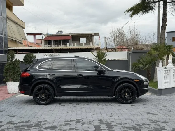 Fier, shes makine PORSCHE CAYENNE-3.6 BENZIN GAZ STAG-FULL OPTIONS-LETRAT 12-2026 XHAMA TE ZINJ KOMPLET-13.500 EURO OSE NDERROHET-069 44 00 305 Benzin+Gaz, e zeze automatik Klima 250.000 km 13.500 €