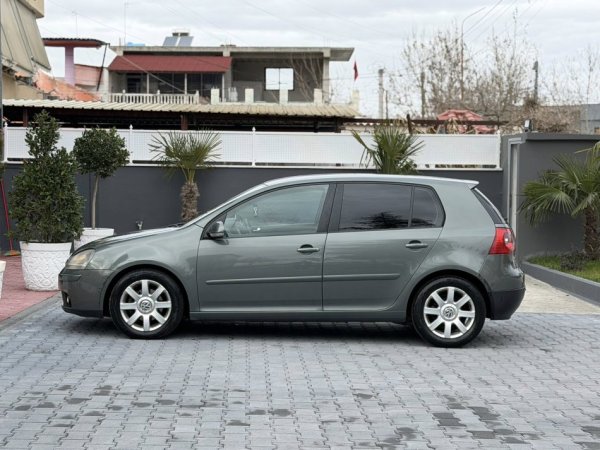 Fier, shes makine VW GOLF 5-2.0 DIESEL TDI-MANUAL-LETRAT 12-2026 2700 EURO-NUK NDERROHET-069 44 00 305 Nafte, gri e erret manuale Kondicioner 302.000 km 2900 €