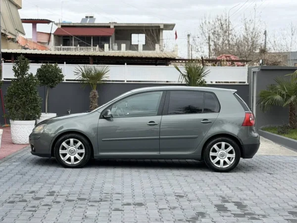 Fier, shes makine VW GOLF 5-2.0 DIESEL TDI-MANUAL-LETRAT 12-2026 2700 EURO-NUK NDERROHET-069 44 00 305 Nafte, gri e erret manuale Kondicioner 302.000 km 2900 €