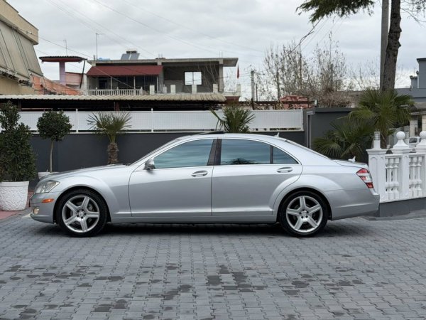Fier, shes makine MERCEDES BENZ S550 BENZIN + GAZ-LUNGO-LETRAT 10-2026 MUNDESI NDERRIMI-7200 EURO-SUPER GJENDJE-069 44 00 305 Benzin+Gaz, gri metalizato automatik Kondicioner 245.000 km 7.200 €
