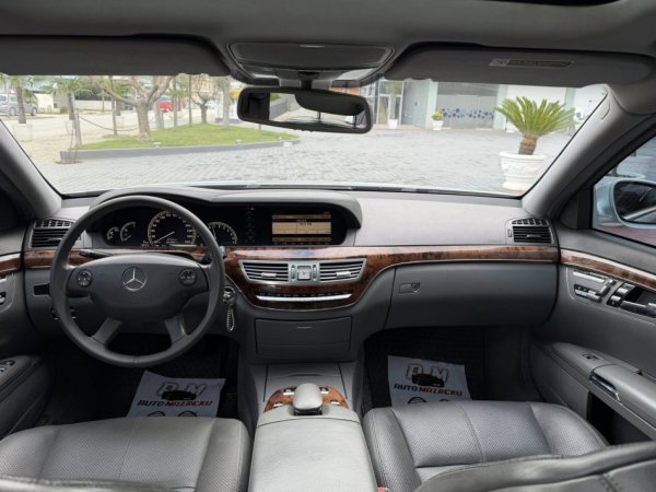 Fier, shes makine MERCEDES BENZ S550 BENZIN + GAZ-LUNGO-LETRAT 10-2026 MUNDESI NDERRIMI-7200 EURO-SUPER GJENDJE-069 44 00 305 Benzin+Gaz, gri metalizato automatik Kondicioner 245.000 km 7.200 €