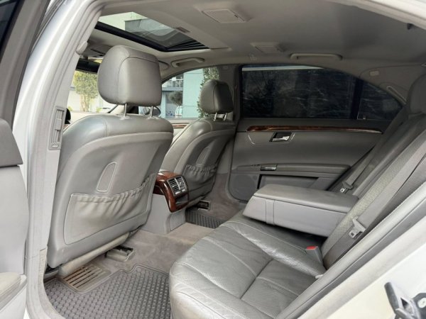 Fier, shes makine MERCEDES BENZ S550 BENZIN + GAZ-LUNGO-LETRAT 10-2026 MUNDESI NDERRIMI-7200 EURO-SUPER GJENDJE-069 44 00 305 Benzin+Gaz, gri metalizato automatik Kondicioner 245.000 km 7.200 €