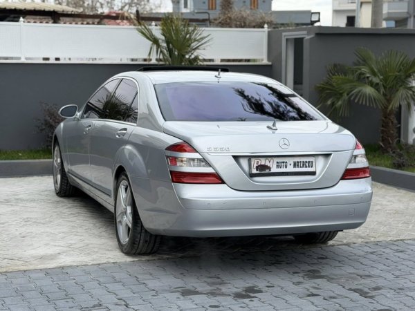 Fier, shes makine MERCEDES BENZ S550 BENZIN + GAZ-LUNGO-LETRAT 10-2026 MUNDESI NDERRIMI-7200 EURO-SUPER GJENDJE-069 44 00 305 Benzin+Gaz, gri metalizato automatik Kondicioner 245.000 km 7.200 €