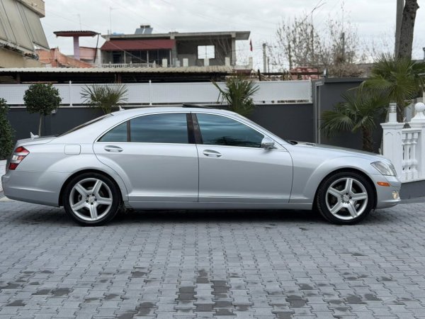 Fier, shes makine MERCEDES BENZ S550 BENZIN + GAZ-LUNGO-LETRAT 10-2026 MUNDESI NDERRIMI-7200 EURO-SUPER GJENDJE-069 44 00 305 Benzin+Gaz, gri metalizato automatik Kondicioner 245.000 km 7.200 €