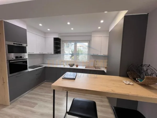 Tirane, jepet me qera apartament 3+1 Kati 3, 129 m² 1.300 € 