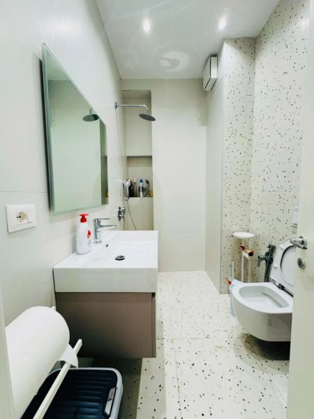 Tirane, jepet me qera zyre Kati 6, 75 m² 950 € 