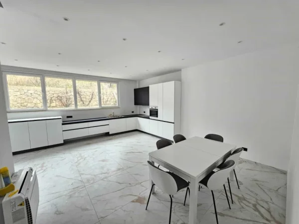 Tirane, jepet me qera Vile 5+1 Kati 3, 400 m² 2.500 € (Teg)