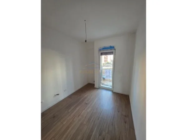 Tirane, jepet me qera zyre Kati 1, 25 m² 250 € 