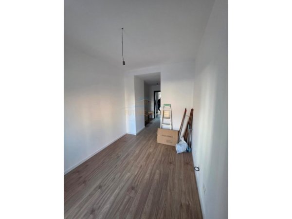 Tirane, jepet me qera zyre Kati 1, 25 m² 250 € 