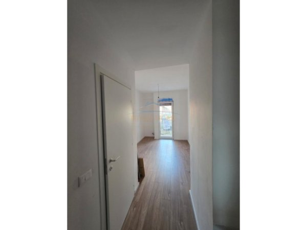 Tirane, jepet me qera zyre Kati 1, 25 m² 250 € 