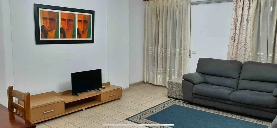 Tirane, jepet me qera apartament 1+1 Kati 3, 70 m² 600 € (qender)