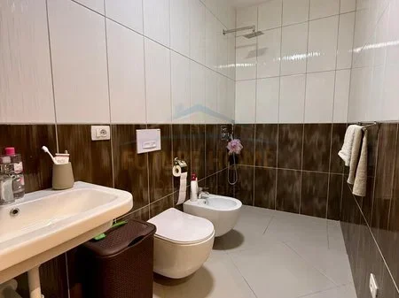 Tirane, shitet apartament 2+1+Ballkon Kati 3, 105 m² 310.000 € (Qender)