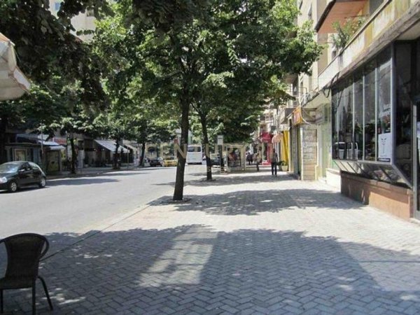 Tirane, jepet me qera ambjent biznesi Kati 2, 396 m² 5.000 € 