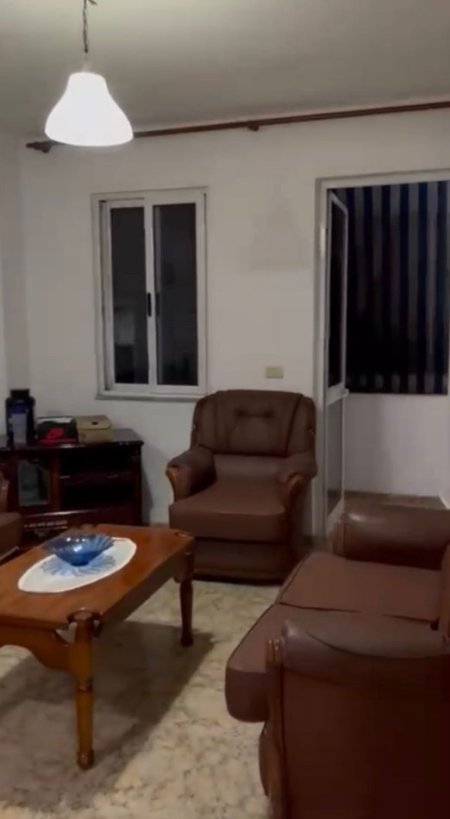 Tirane, jepet me qera apartament 1+1 Kati 3, 70 m² 550 € (komuna parisit)
