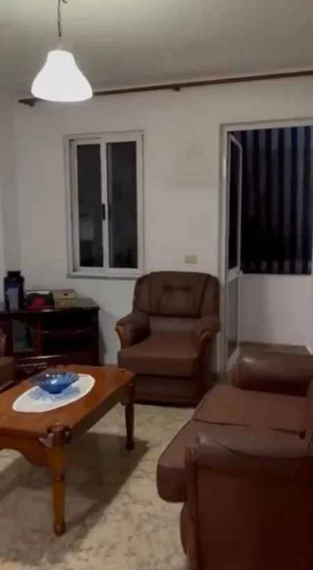 Tirane, jepet me qera apartament 1+1 Kati 3, 70 m² 550 € (komuna parisit)